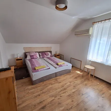 Lila Akác Panzió Bed and breakfast