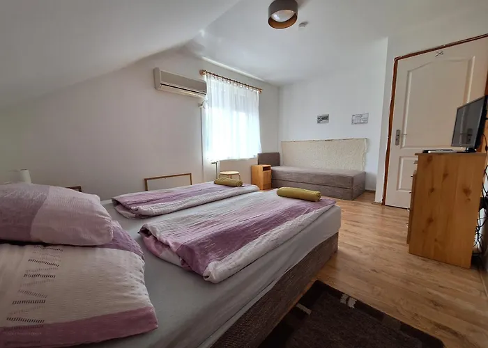 Lila Akac Vendeghaz 3* Strigoniu