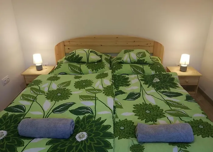 Lila Akac Vendeghaz Esztergom